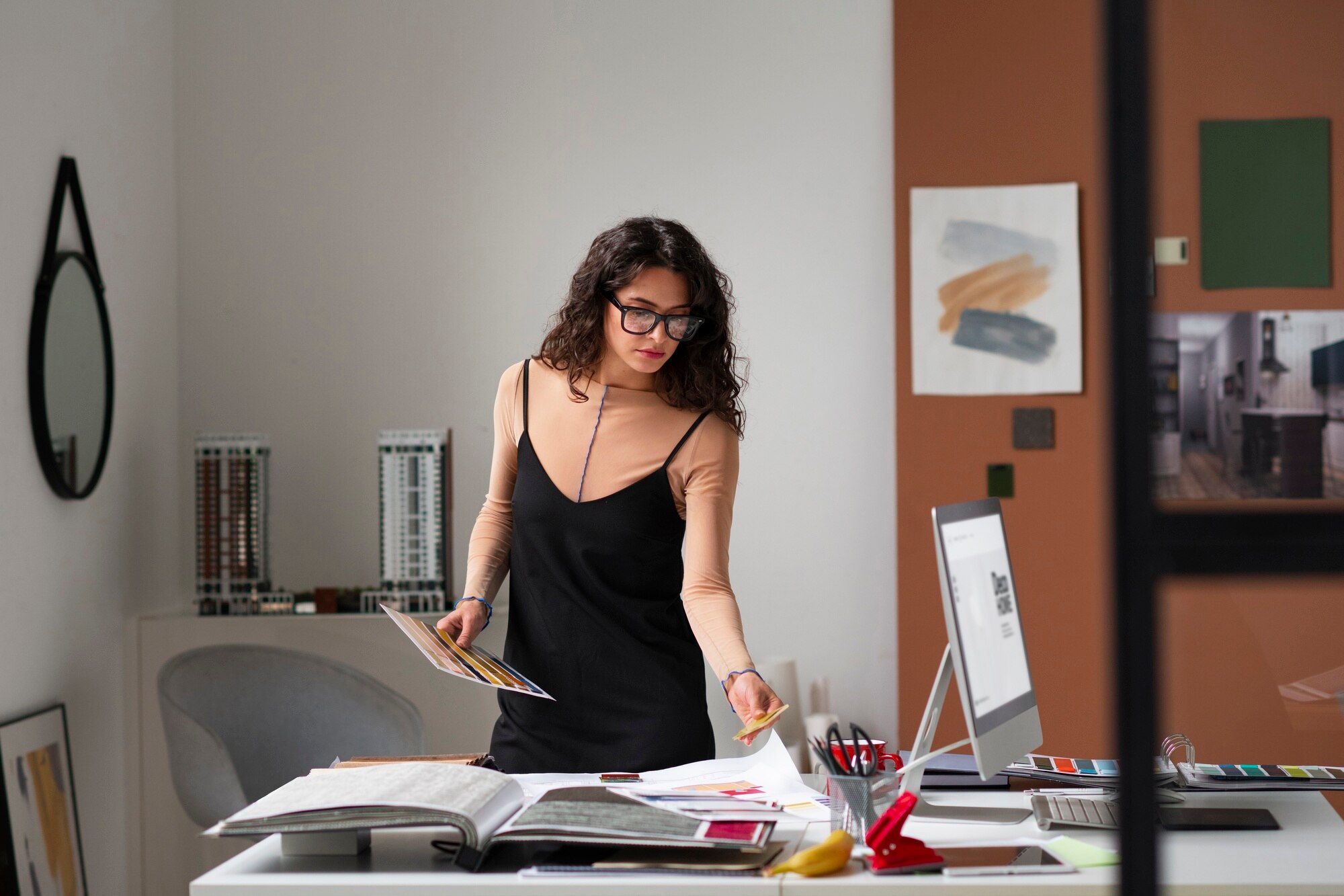 disenador interiores trabajando fuera oficina 23 2150379236