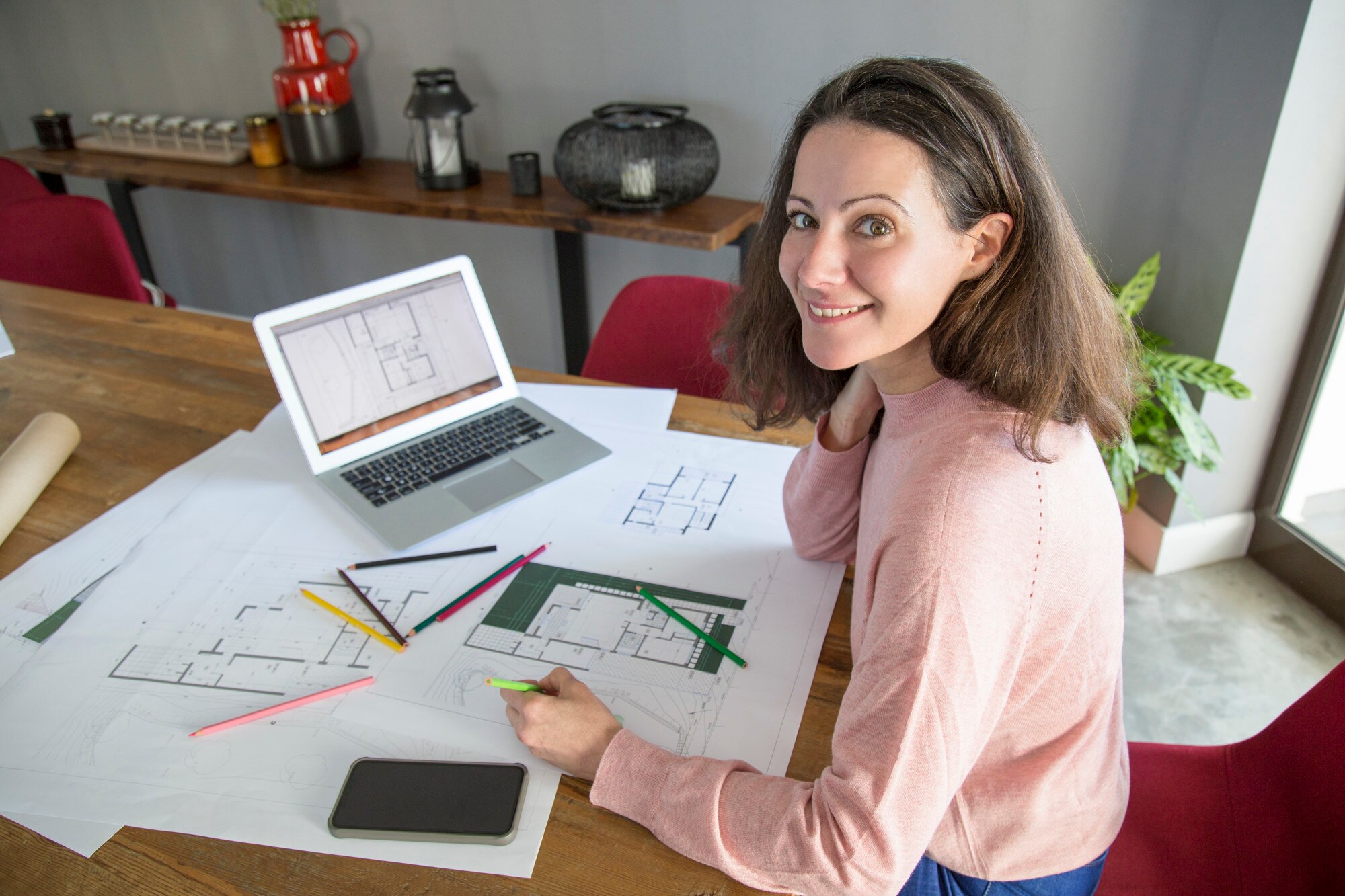 joven alegre examinando planos casa 1262 18817